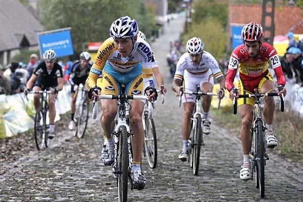 Quentin Bertholet (Telenet Fidea) and Ian Field on the climb