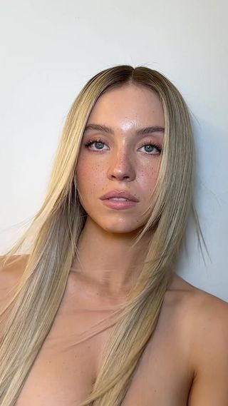 Sydney Sweeney with feathered layers haircut