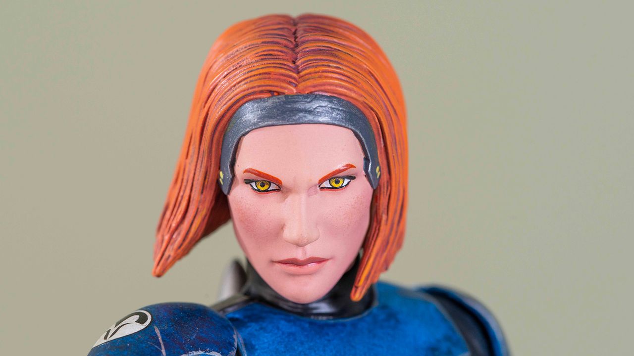 A close-up of the face of the Bo-Katan Kryze 1:7 scale statue on a green background