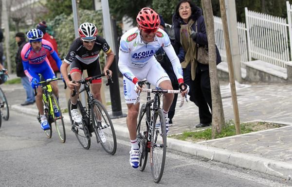 Danilo Di Luca (Acqua &amp; Sapone) launches an attack on the steepest pitch of the finishing climb.