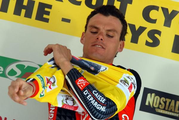 Luis Leon Sanchez (Caisse d'Epargne) pulls on the race leader jersey for the final time.