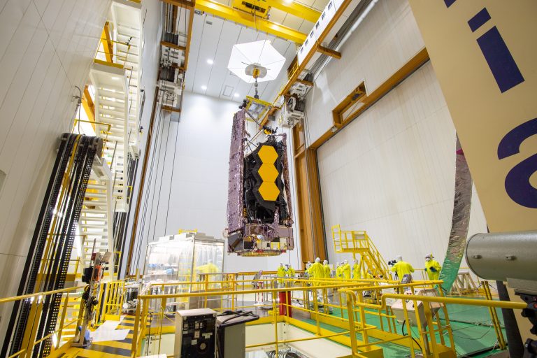 Telescopul spațial James Webb al NASA este coborât spre o rachetă Ariane 5 în portul spațial european din Guyana Franceză pe 11 decembrie 2021.