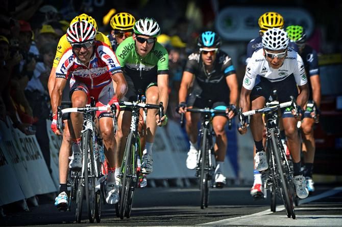Joaquim Rodriguez (Katusha) leads the maillot jaune group to the line