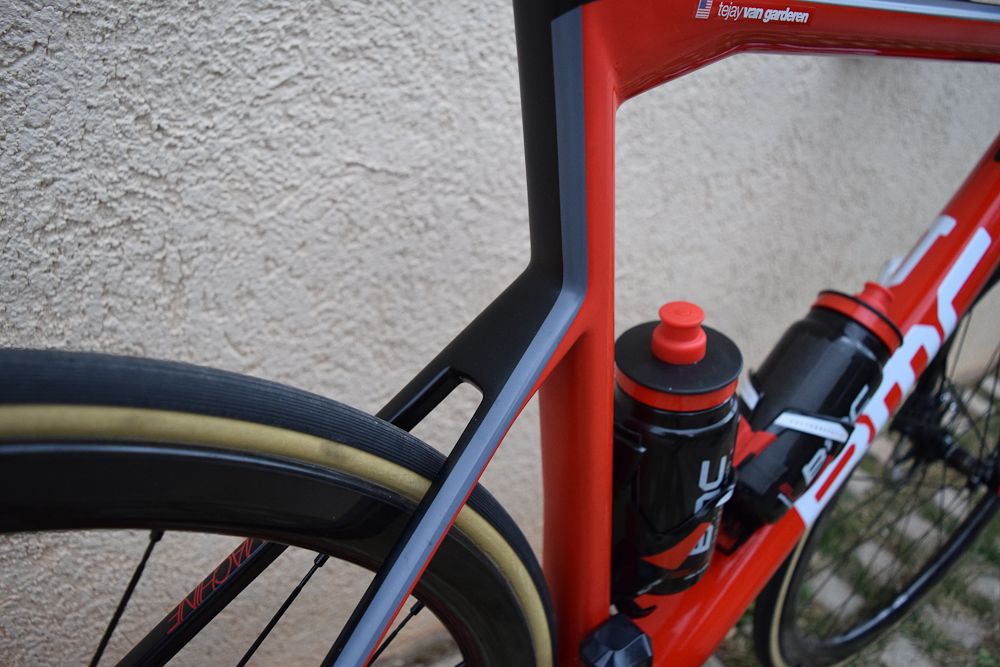 Disc brakes ensure a clean looking seat stay junction