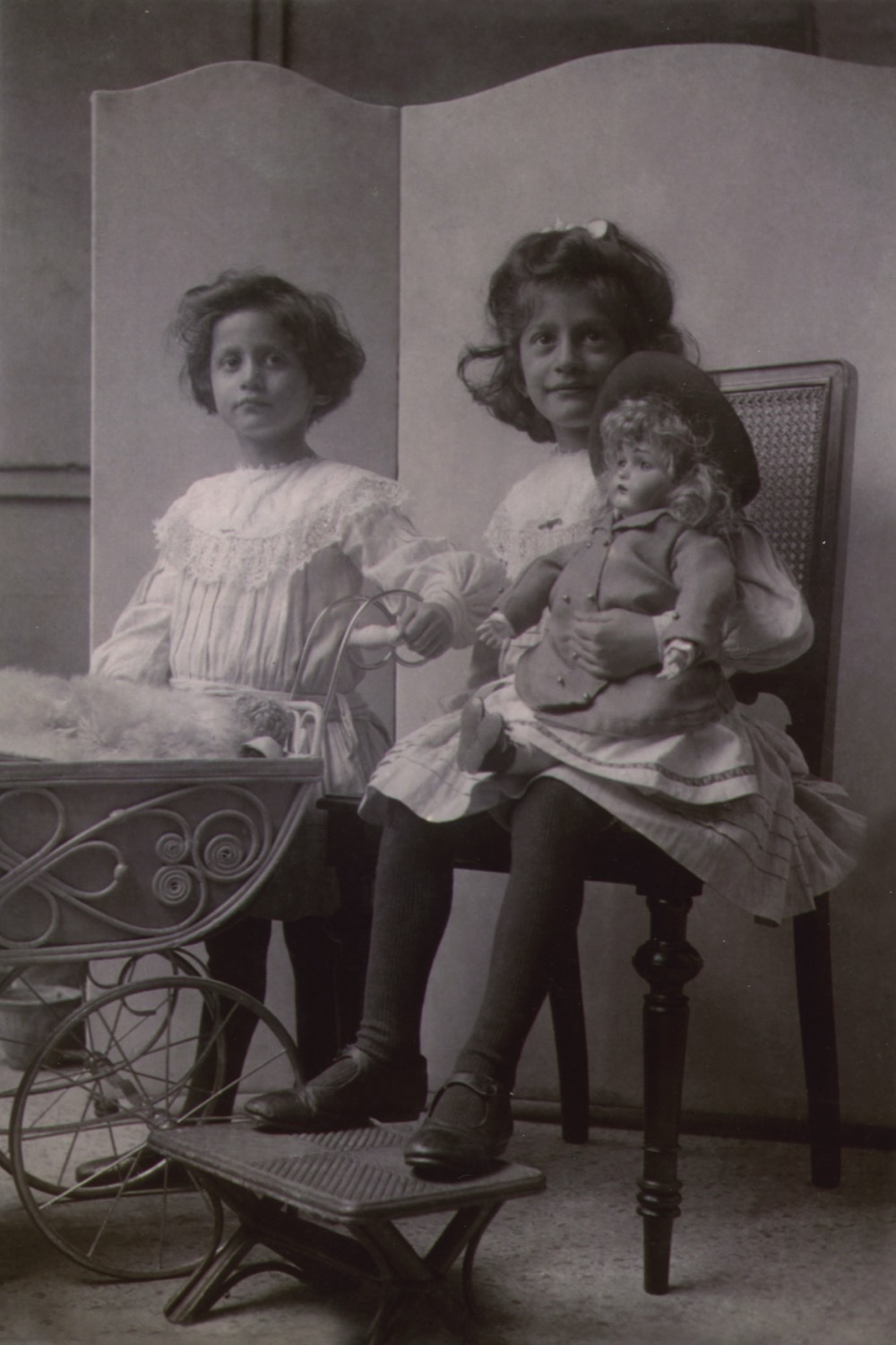 Annelies and Lotte Fleischmann_Photograph ca. 1908