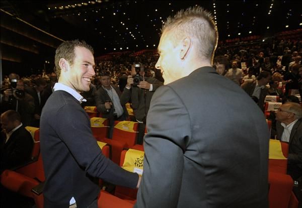 2011 world champion and Tour green jersey winner Mark Cavendish shakes hands with Tour Philippe Gilbert.