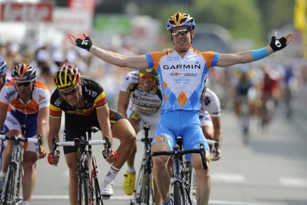 Tyler Farrar (Garmin-Slipstream) beats Belgian champion Tom Boonen (Quick Step) to the line to win stage 1 of the Eneco Tour.