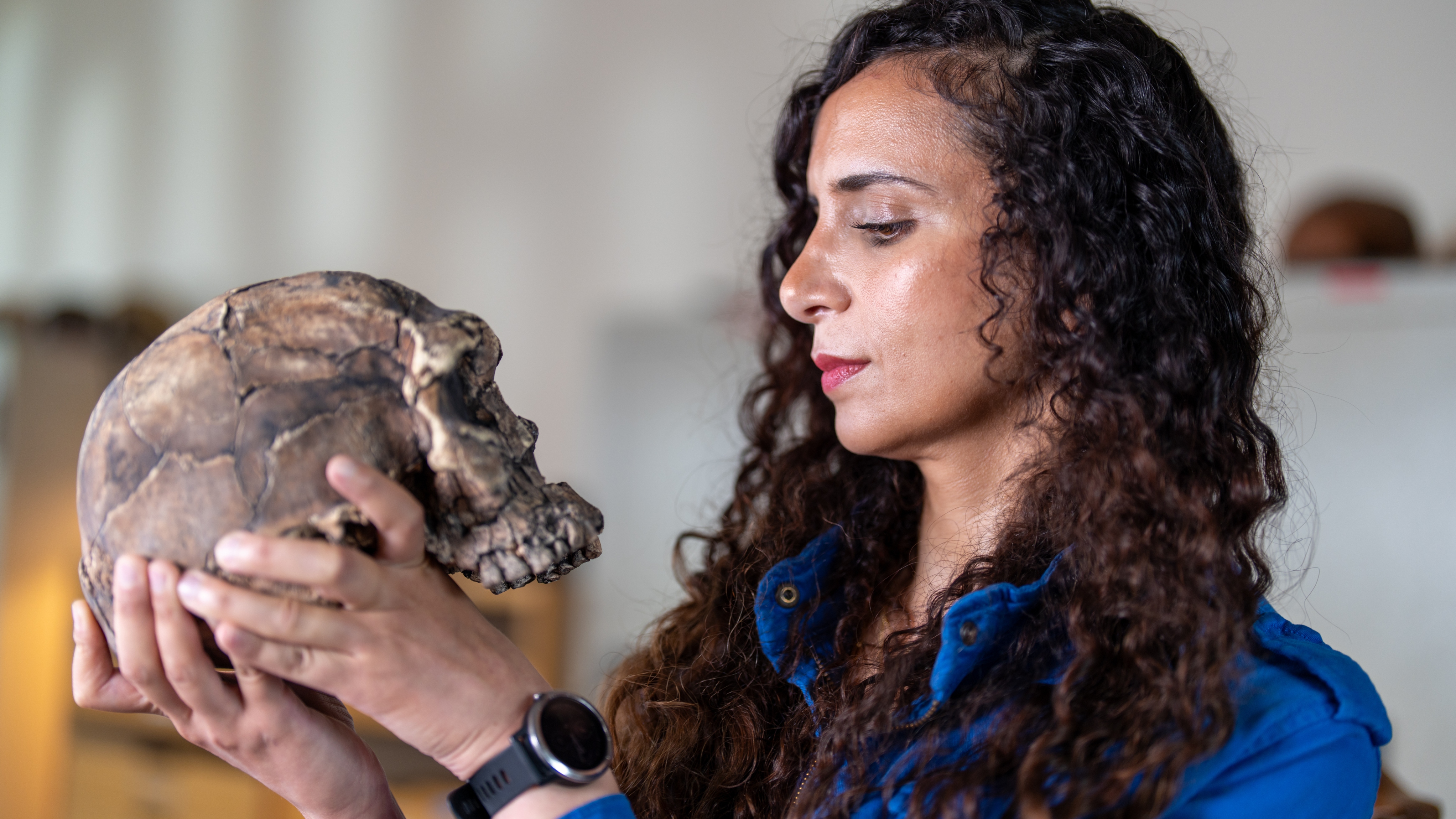 Ella Al-Shamahi holding a skull in the National Museum of Ethiopia in Human