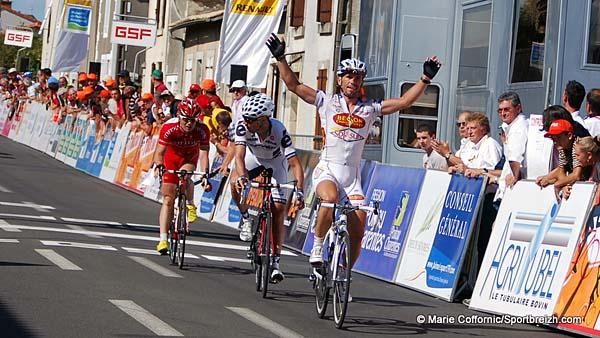 Jimmy Casper (Besson Chaussures - Sojasun) wins stage two.