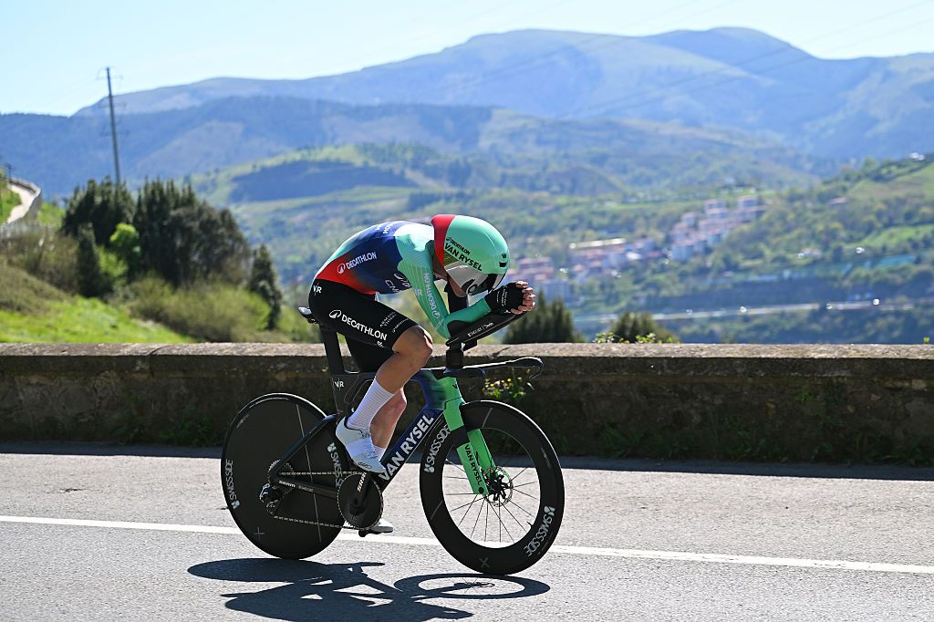 Itzulia Basque Country: Paul Seixas pours on the power to win individual time trial opener and claim leader's jersey
