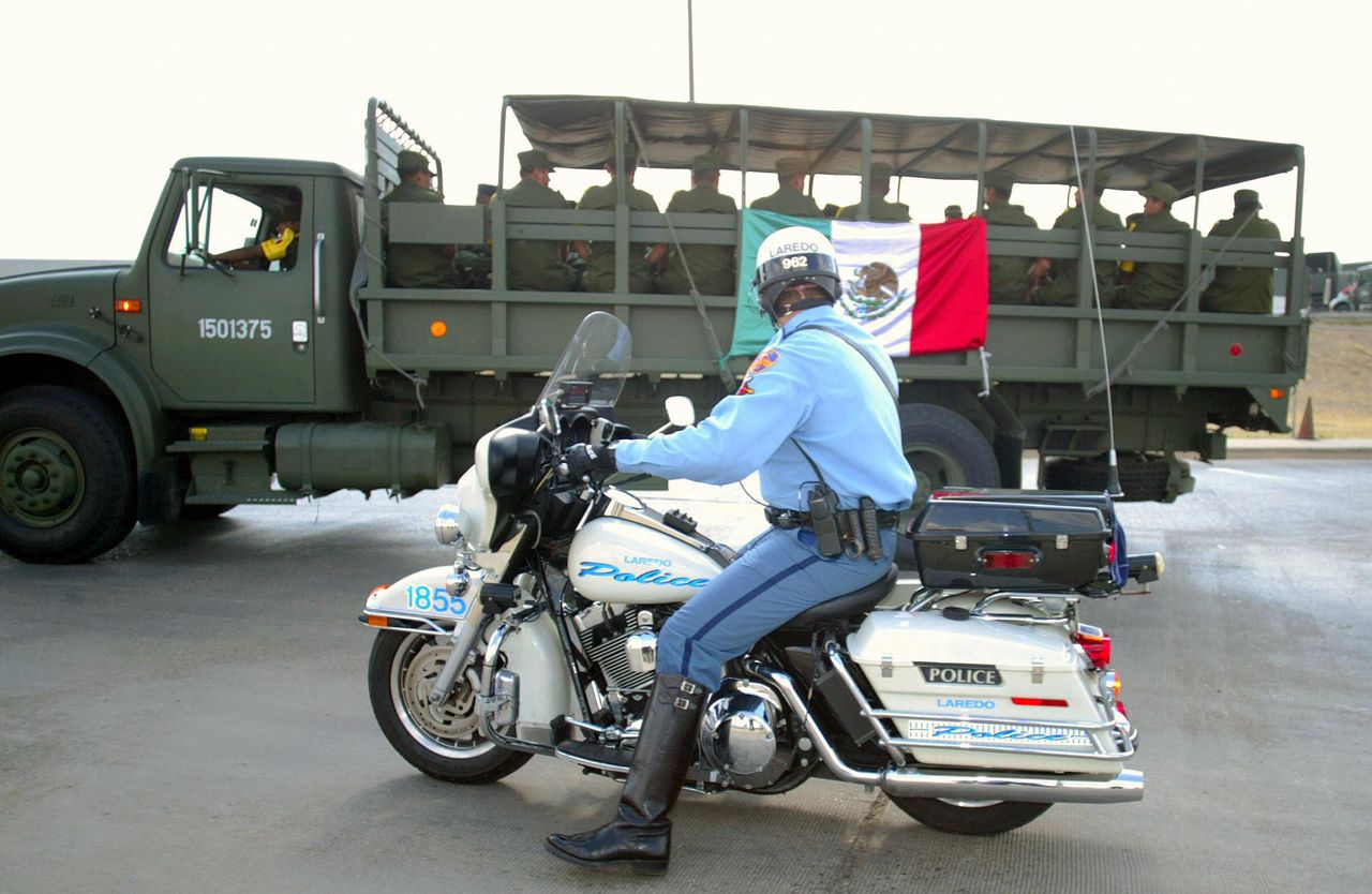 A Texas police officer escorts Mexican military personnel to help with Hurricane Katrina in 2005