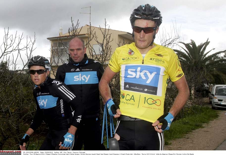 Stephen Cummings crashes while in the lead at the 2011 Volta ao Algarve