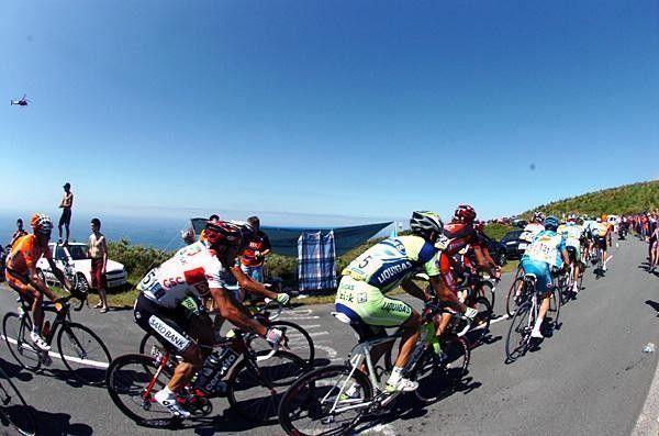Riders climb the Alto de Jaizkibel