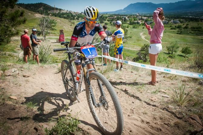 Geoff Kabush (Scott) hikes his bike during the opening laps of the elite men's cross country race.