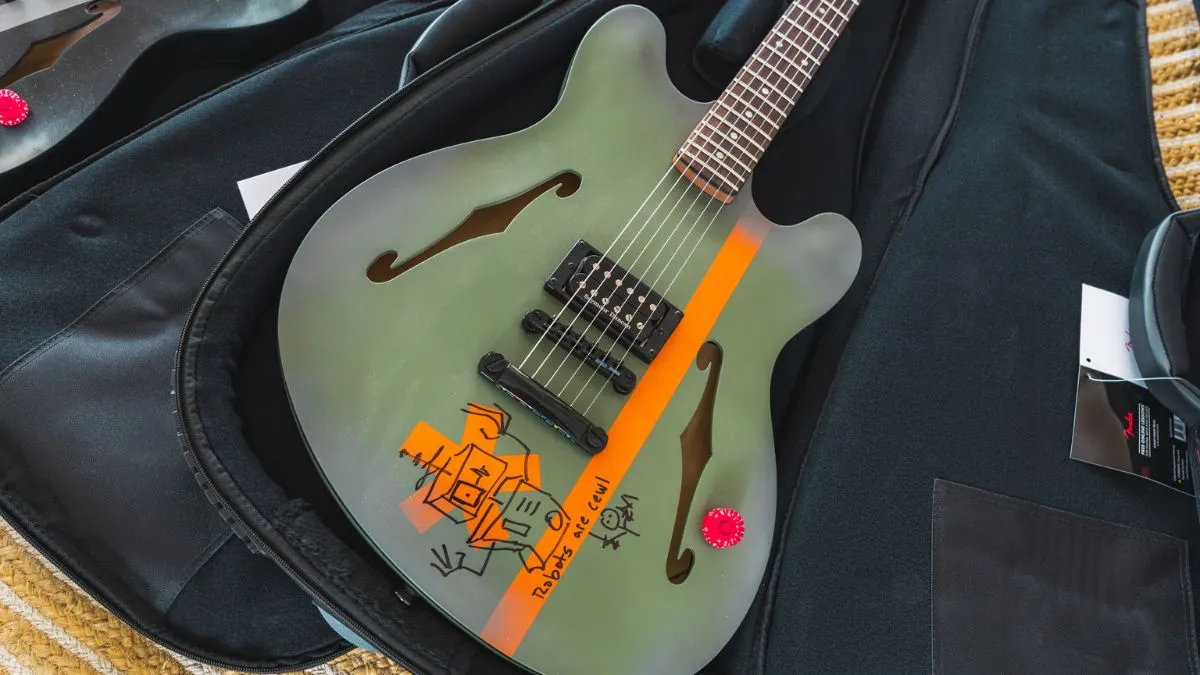 Dalla galassia al palco: le Fender Starcaster con materiali extraterrestri di Tom DeLonge