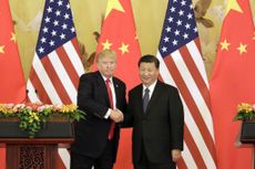  U.S. President Donald Trump, left, and Xi Jinping, China's president, shake hands