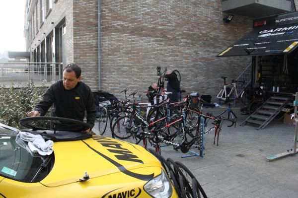 Mavic stop by to chat with the Garmin-Barracuda mechanics