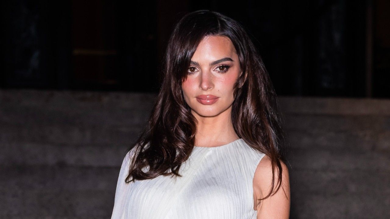 emily ratajkowski in front of a step and repeat