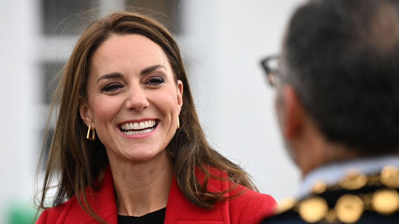 Kate Middleton&#039;s gold earrings