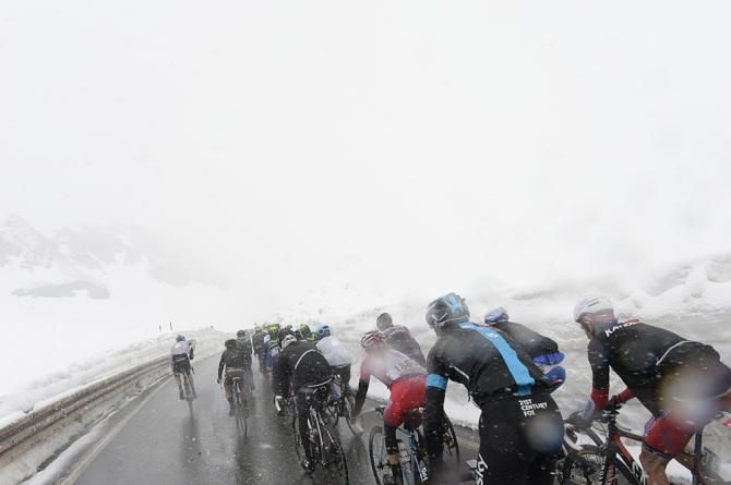 The peloton in the snow on the Stelvio pass