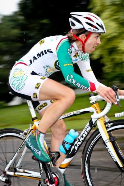 Janel Holcomb (Colavita-Forno d'Asolo) comes by only 41"seconds back on the leader.