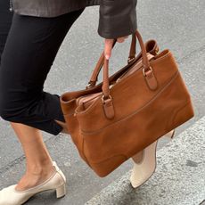 @annelauremais wears an oversized leather tote