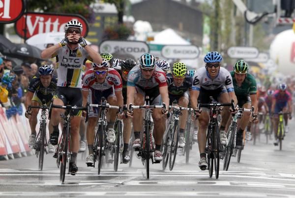 Cavendish blows some kisses after his high-speed kick