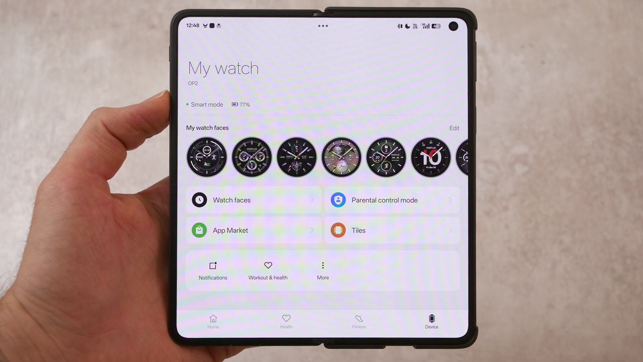 A photo of the OnePlus Watch 3 and OHealth app for Android