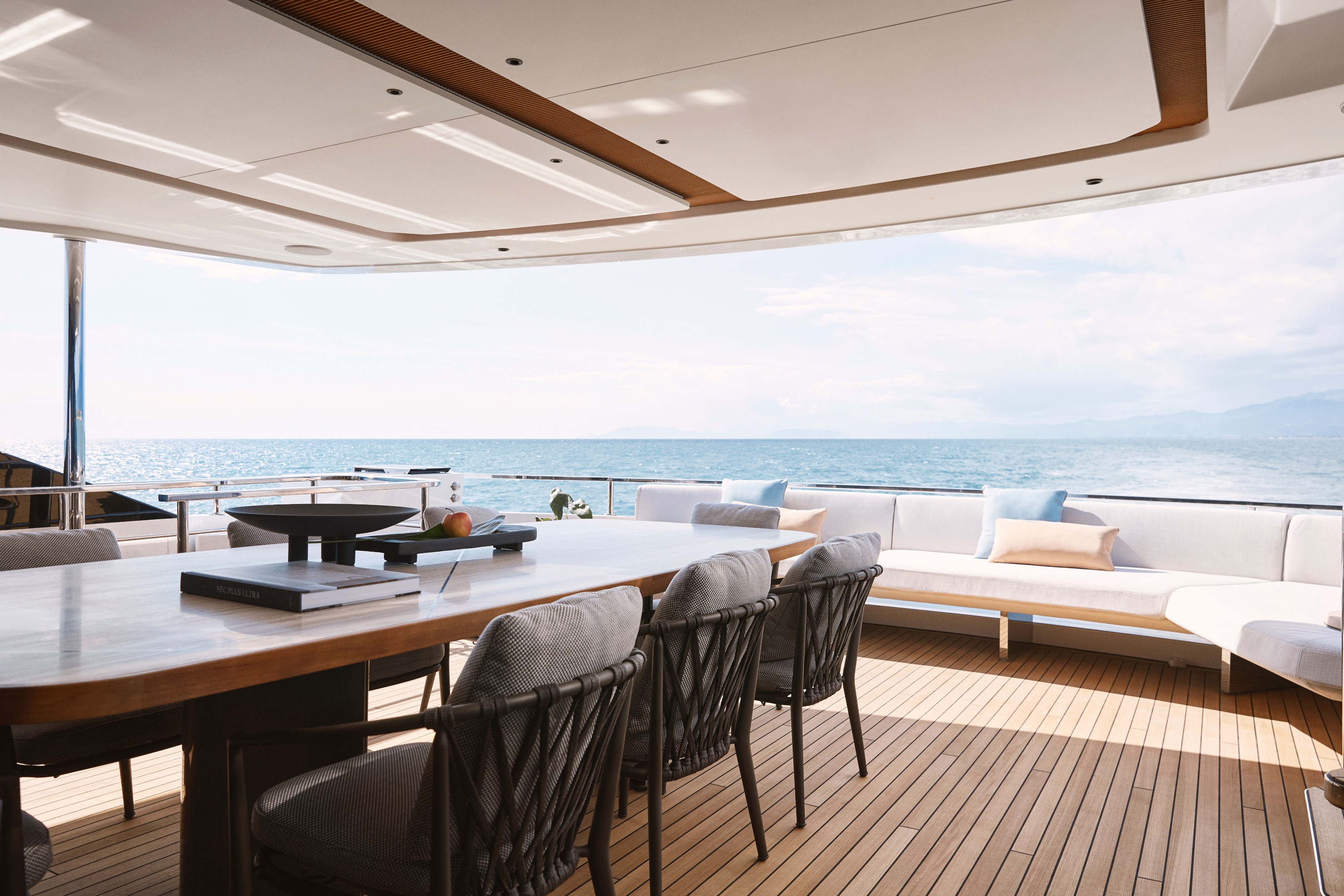The upperdeck lounge aboard Grande Trideck