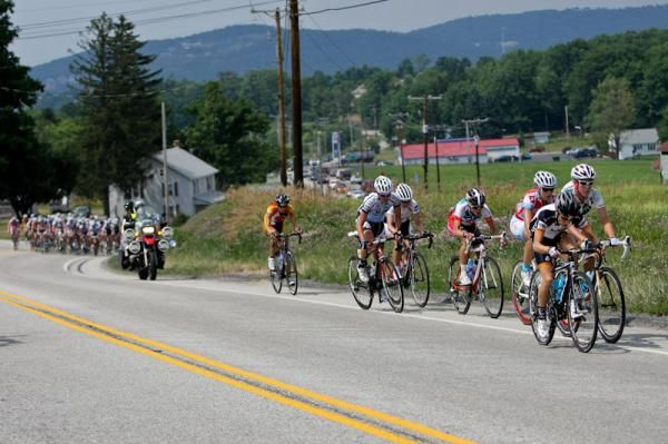 After the first climb the women start to split up.