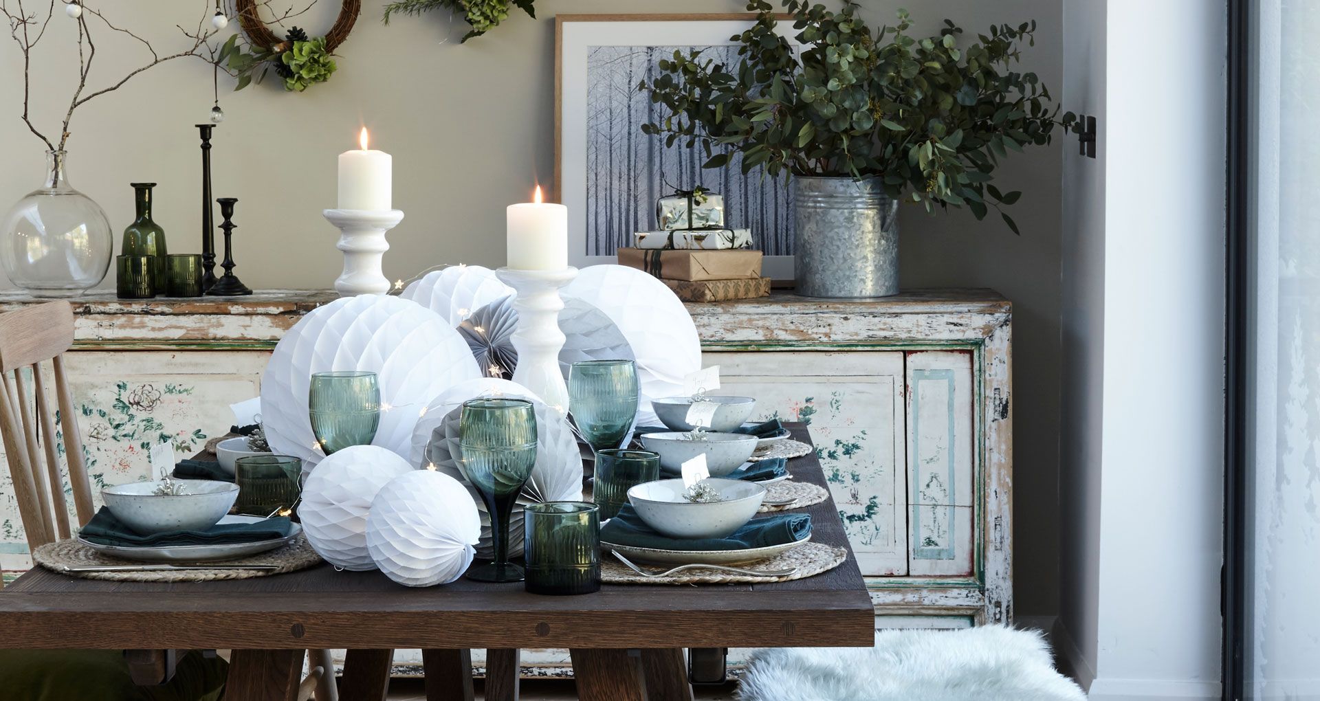 Christmas centerpiece idea with honeycomb paper decorations