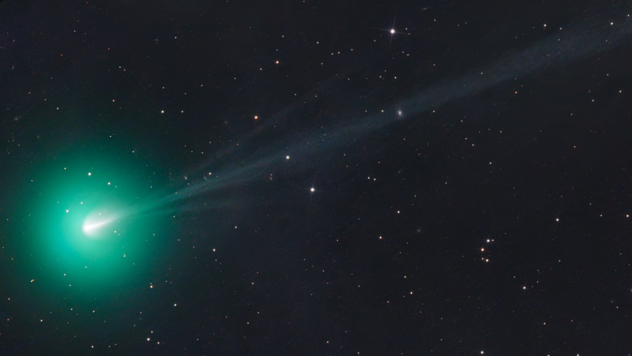 Green comet caught soaring over Namibia | Space photo of the day for Aug. 12, 2026
