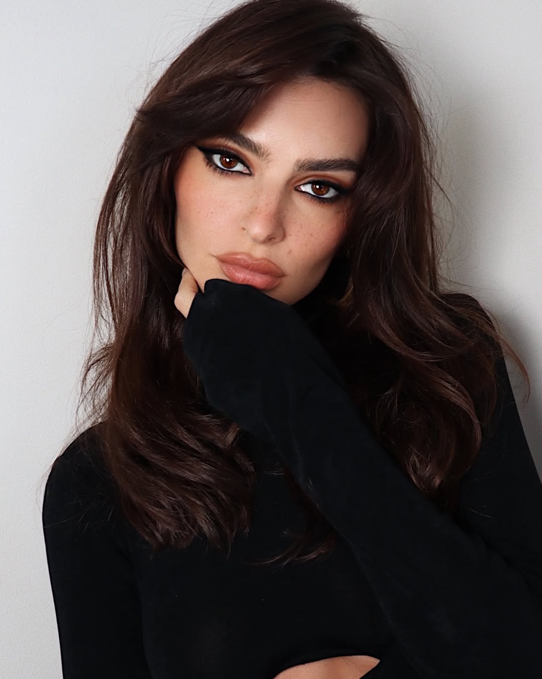 Emily Ratajkowski wearing tightlined eyeliner.