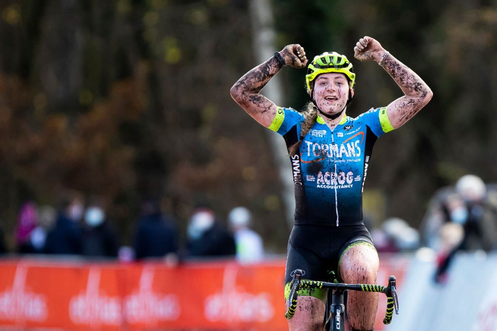 Zoe Backstedt wins the Ethias Cross Essen