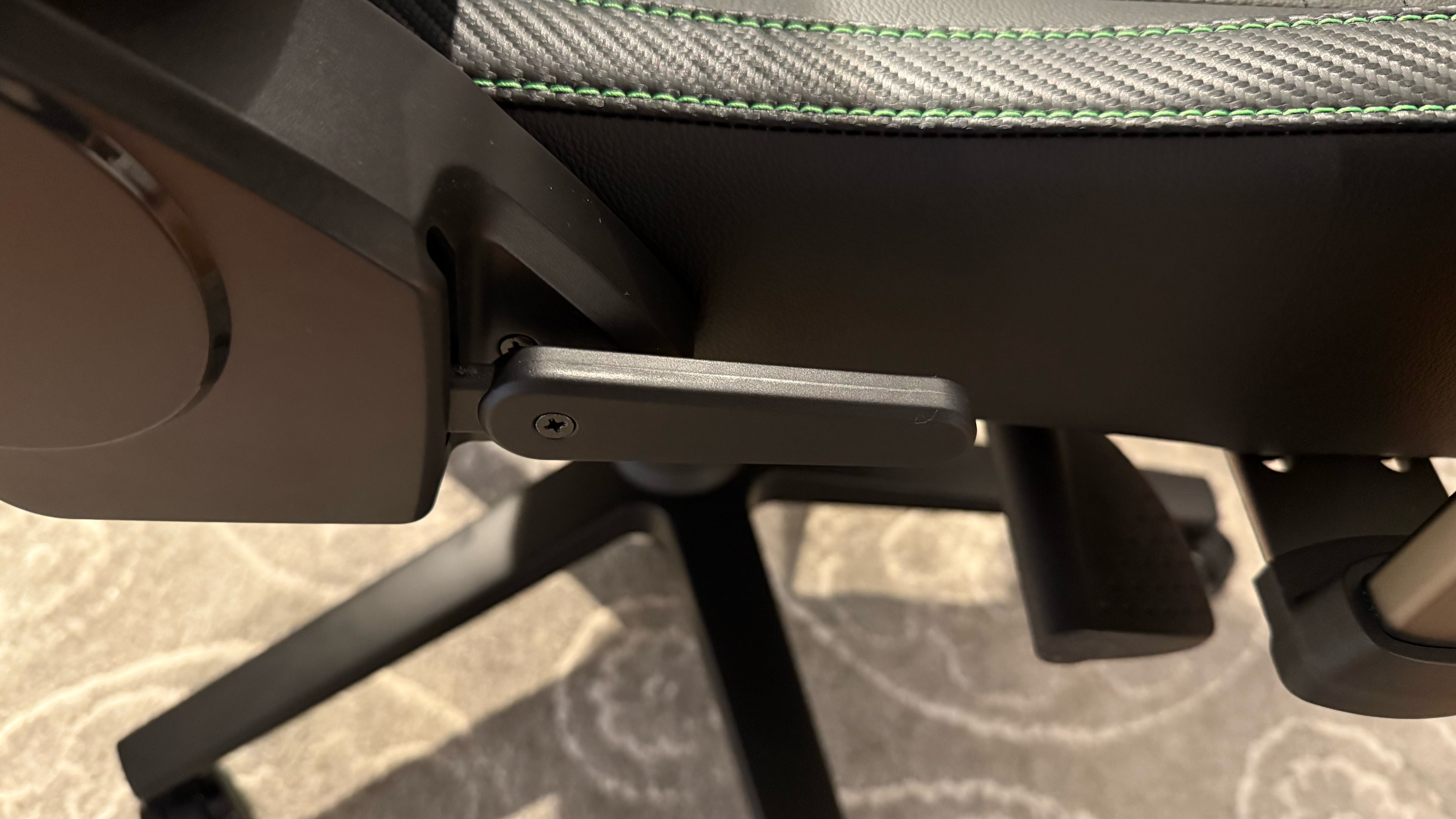Razer Iskur V2