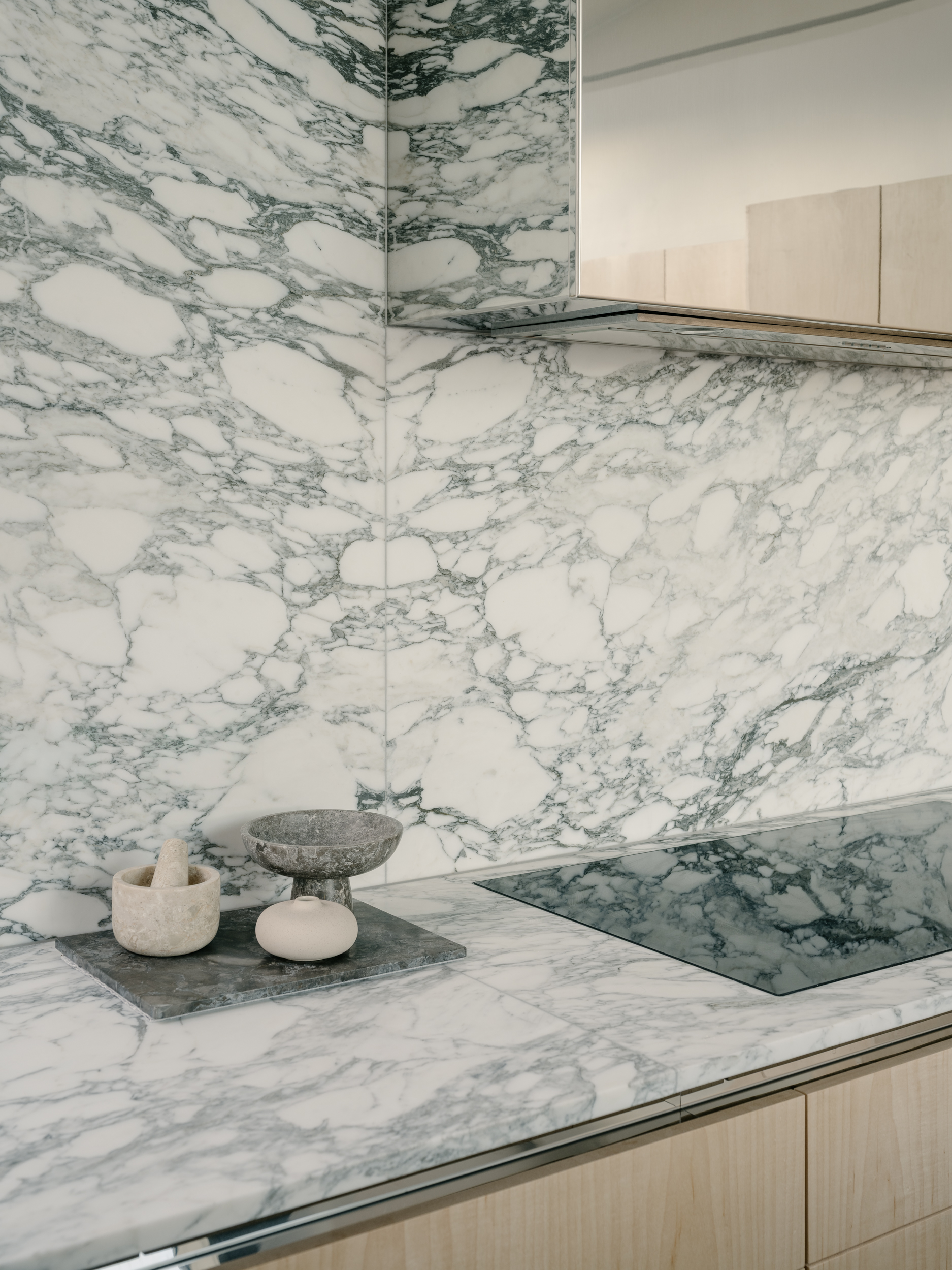 Detail of the Arabescato marble in the kitchen