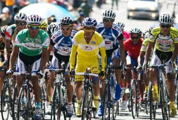 Race leader Manuel Medina (Gobierno Del Zulia) rides at the head of the peloton.