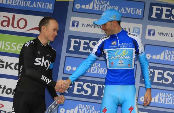 Vincenzo Nibali (Astana) shakes hands with his dauphin Chris Froome (Sky).
