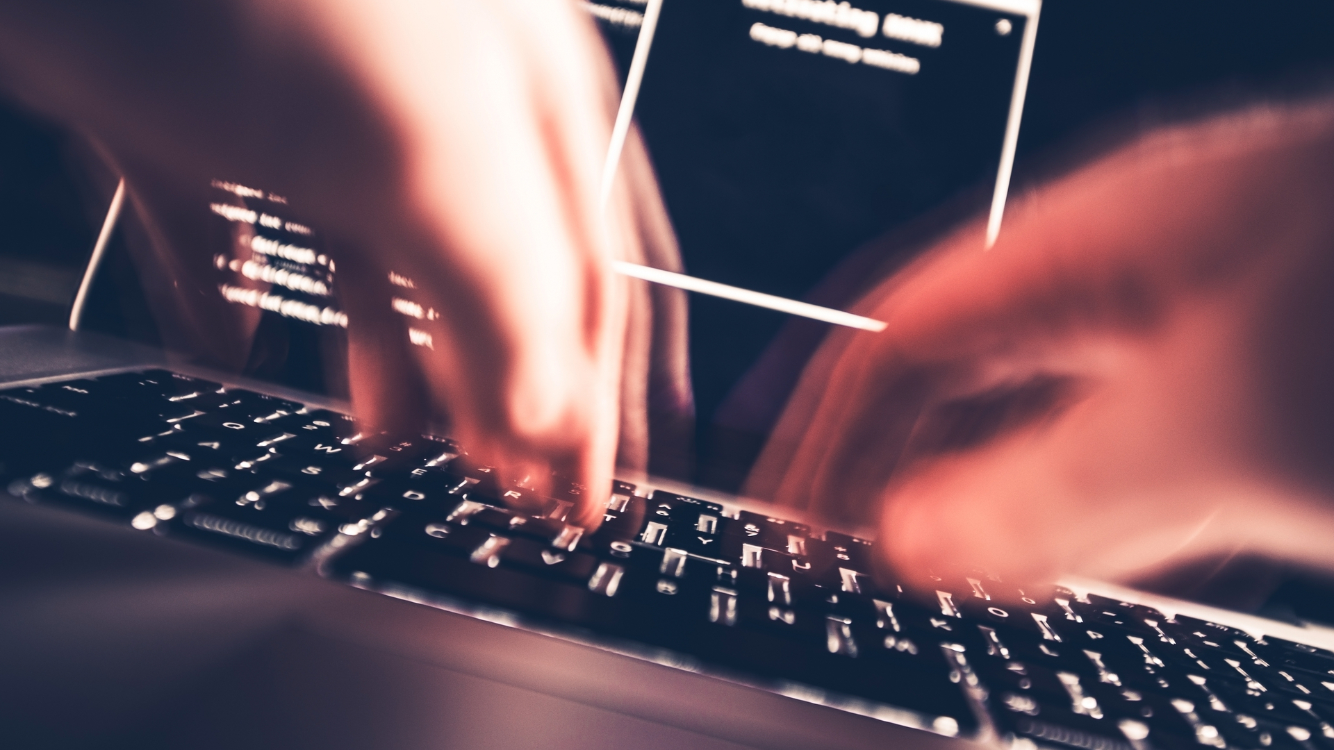 Un hacker escribiendo rápidamente en un teclado