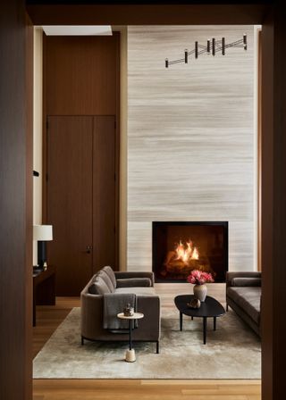 Living room with floor-to-ceiling panelled fireplace
