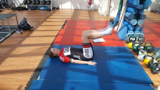 Female cyclist doing leg extensions to avoid knee pain while cycling