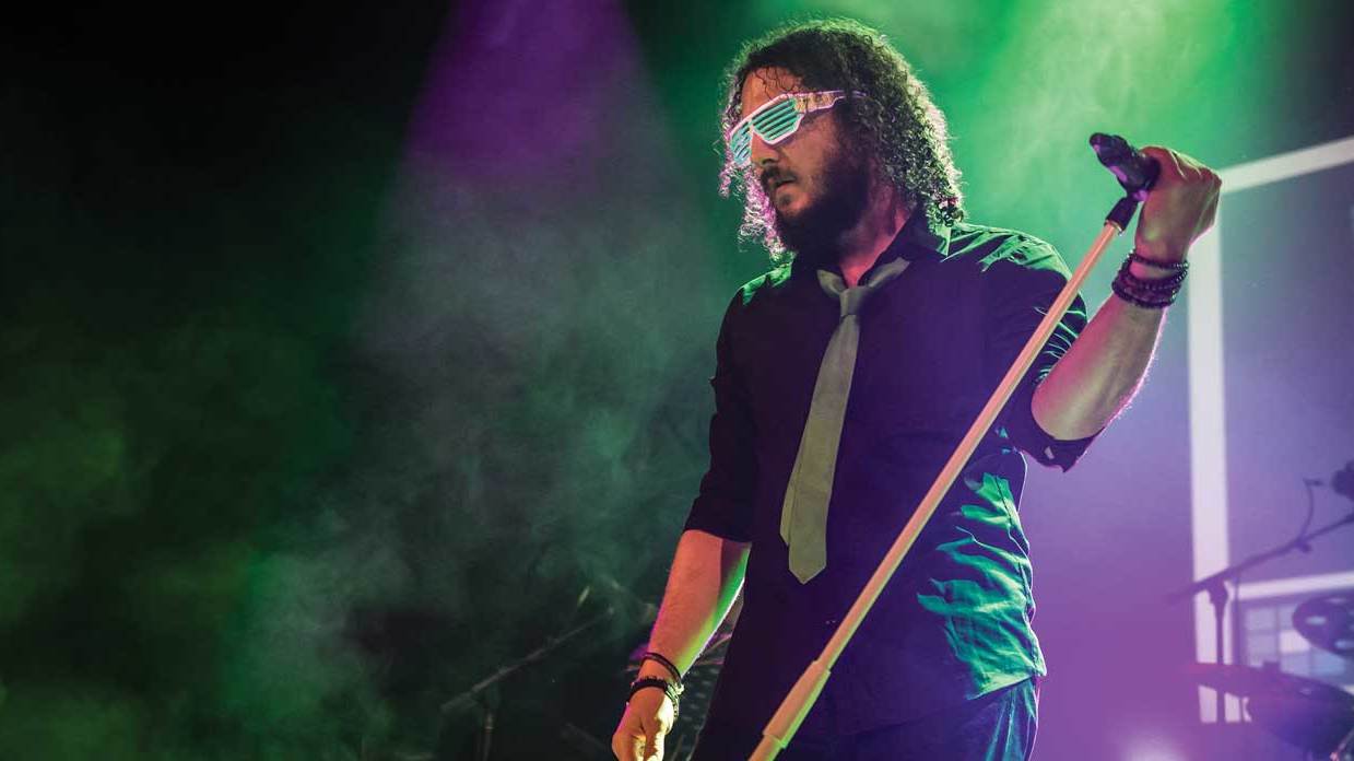 Haken&#039;s Ross Jennings wearing sunglasses on stage