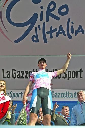 Paolo Savoldelli (Discovery Channel) dons the Maglia Rosa