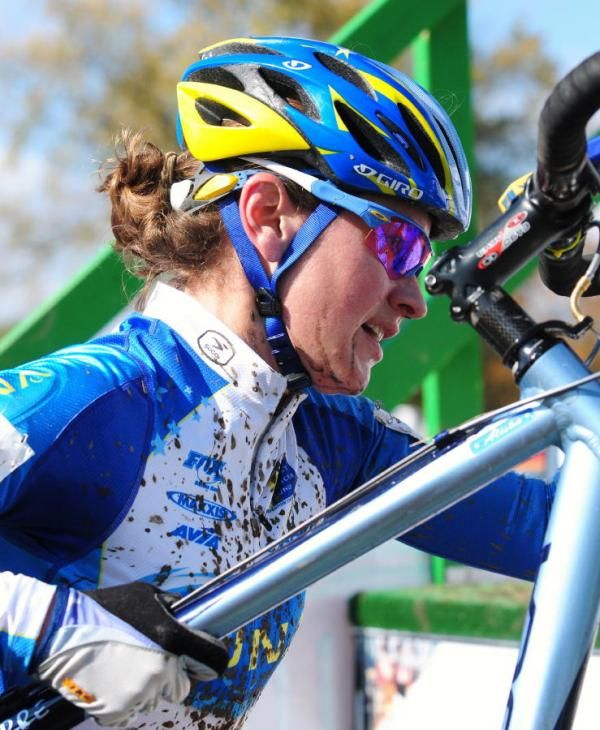 Junior senstation Kaitlin Antonneau (Planet Bike) dismounting like a pro