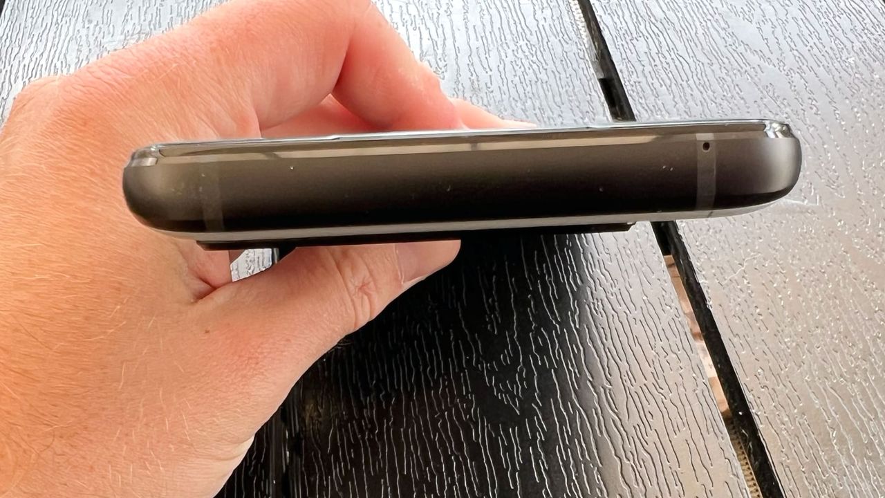 Asus Rog phone 7 och Aerocooler 7 p&aring; svart bord