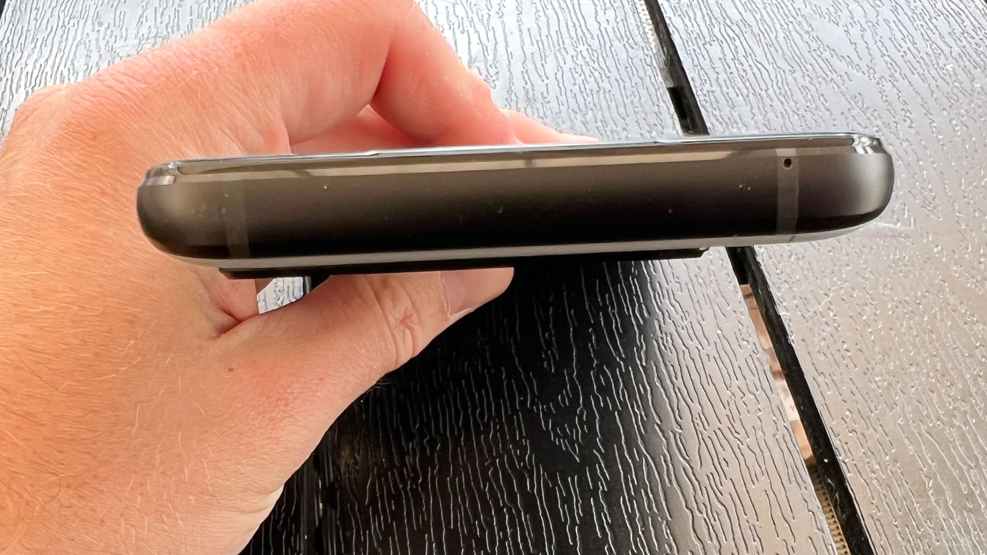 Asus Rog phone 7 och Aerocooler 7 på svart bord