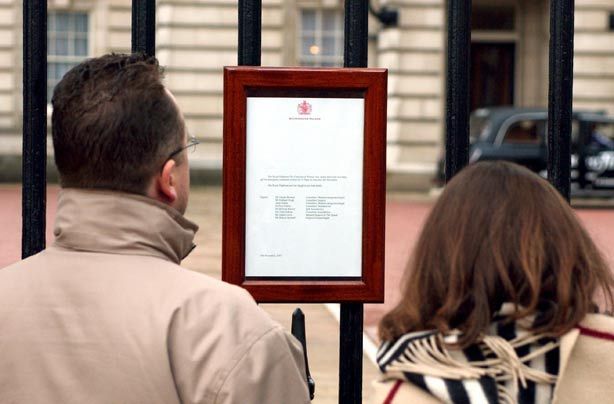 Royal baby birth announcement on Buckingham Palace gates