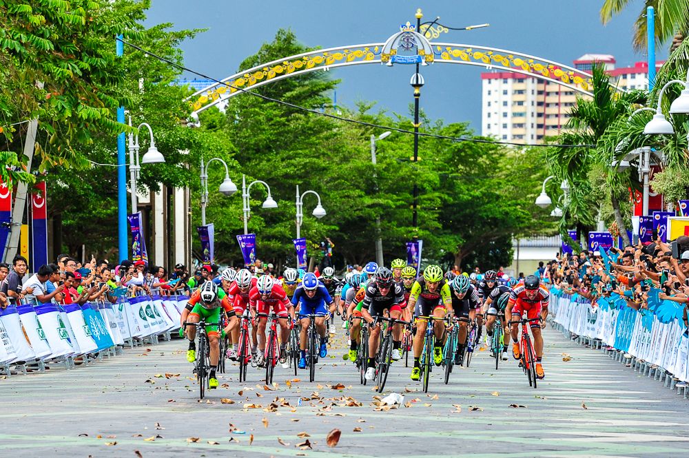 Sprinters bear down on the line during stage 6 at the 2017 Tour de Langkawi