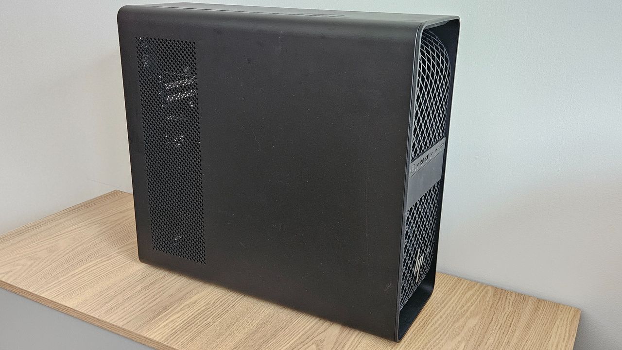 The HP Z4 G6i Workstation on a desk