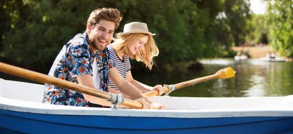 outdoor date ideas - Couple rowing boat